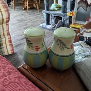 New in box southern living salt and pepper shakers